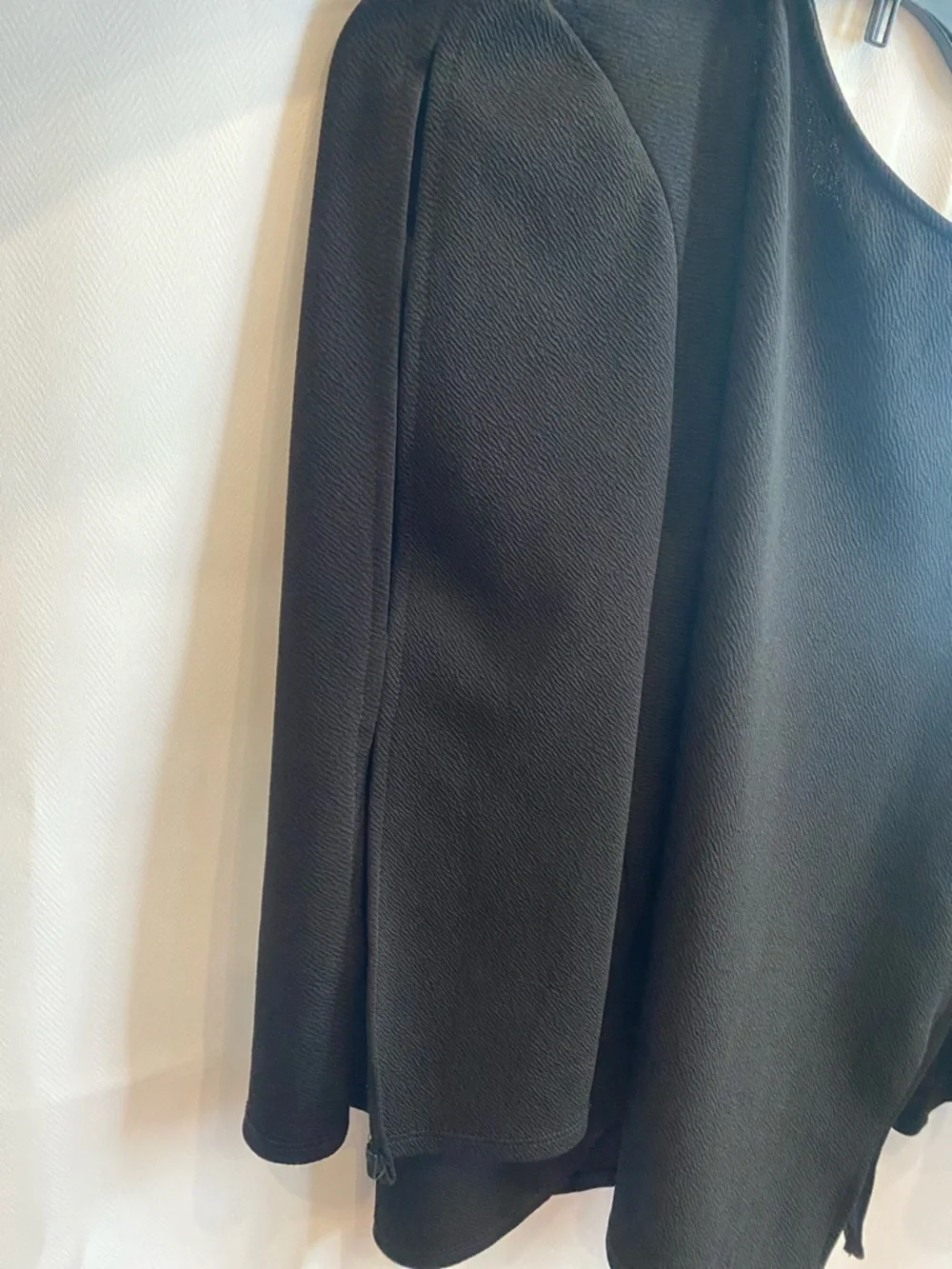 Green Envelope Black Long-Sleeve Textured Blouse - Picture 3 of 6